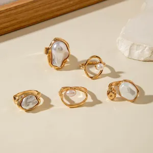 Detailansicht von fünf französischen Ringen mit unregelmäßigen Kunstperlen in Gold