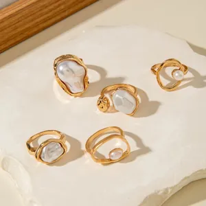 Detailansicht eines 5-teiligen Goldlegierungs-Ring-Sets mit Barockperlen auf Stein
