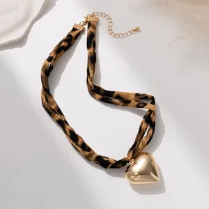 Dettaglio della collana leopardata con grande ciondolo a cuore dorato e catena regolabile
