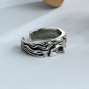Détail du relief de visage de Vénus sur bague ajustable en argent de style vintage