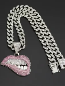 Detail van de hip-hop cubaanse ketting met roze strass steentjes lip hanger