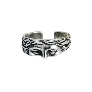 Détail de la bague réglable en argent vintage avec sculpture de visage grec sculpté