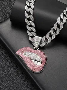 Detailopname van hiphop Cubaanse ketting met roze strass-steentjes bijtende lippen