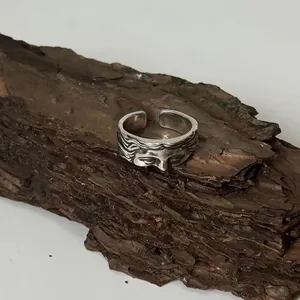 Détail du relief visage de Vénus vintage sur la bague ajustable en métal argenté