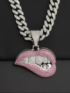Macro-opname van hiphop-cuban ketting met hanger van roze strass steentjes in lipvorm