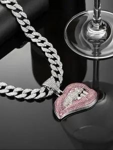 Detail van de roze diamanten lippenhanger aan een bevroren cubaanse schakelketting