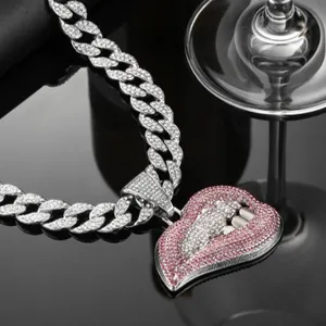 Hiphop zilveren Cubaanse schakelketting met sexy roze lippen hanger op zwarte basis