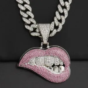 Hiphop zilveren Cuban link ketting met een roze iced-out bijtende lippen hanger