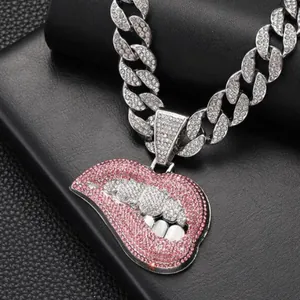 Hip-hop zilveren cubaanse ketting met een hanger van lippen en roze strassteentjes