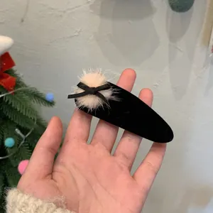Plüsch Haarspange mit rosa Kunstpelz Pompon und schwarzer Schleife im Vintage-Stil