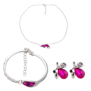 Dettaglio di parure con collana, bracciale e orecchini in argento e cristalli fucsia