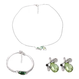 Dettaglio del set di gioielli in cristallo con gemme verdi a goccia d'acqua in argento