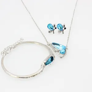 Set di Gioielli a Forma di Farfalla in Lega con Strass per Donna Collana con Ciondolo a Farfalla Orecchini Bracciale Set Accessori per Gioielli di Moda in Cristallo