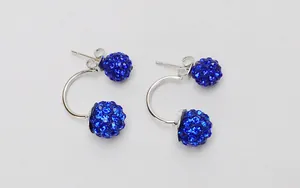 Dettaglio di orecchini Shamballa a doppia sfera con cristalli blu e perni argentati