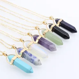 Détails de pendentifs colonnes de cristal hexagonaux multicolores et chaînes dorées