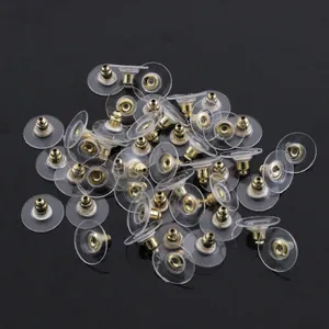 Cierres de pendientes DIY con discos transparentes y núcleo de metal dorado sobre fondo negro