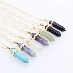 Vue détaillée de sept colliers double couche avec pendentifs en cristal hexagonal
