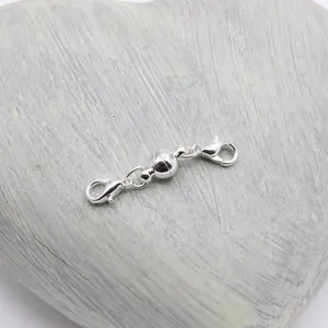Primer plano de cierre magnético plateado para joyería sobre piedra de corazón gris