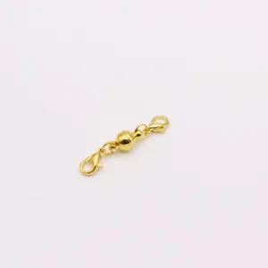 Detalle macro del cierre magnético dorado para collares y pulseras en aleación pulida