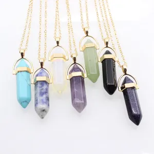 Détail de pendentifs prismatiques en cristal hexagonal avec chaînes dorées