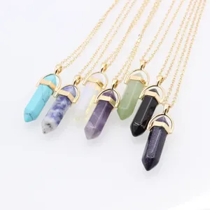 Vue détaillée des pendentifs en cristal hexagonal multicolores avec chaînes dorées