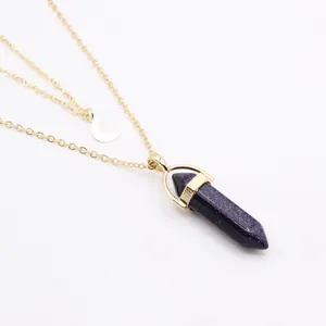 Détail du collier doré à deux rangs avec croissant de lune et pendentif hexagonal bleu