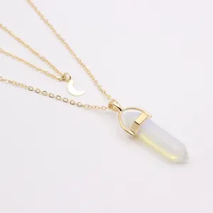 Collier double couche doré avec croissant de lune et pendentif hexagonal en opale blanche