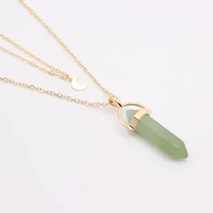 Collier double rangée lune dorée et pendentif cristal hexagonal vert sur fond blanc