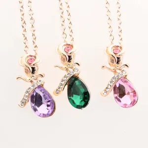 Eleganti collane in oro rosa con pendenti a forma di rosa e cristalli a goccia colorati