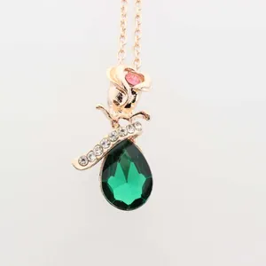 Collana in oro rosa con cristallo a goccia verde e dettaglio ciondolo a fiore rosa