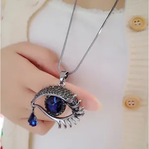 Collana con ciondolo occhio di cristallo e pietra blu a goccia su catena a serpente