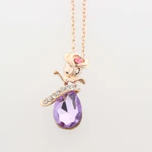 Dettaglio macro del ciondolo oro rosa con cristallo a goccia viola e motivo rosa