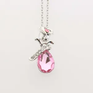 Dettaglio del pendente rosa con cristallo a goccia rosa su una catena d'argento