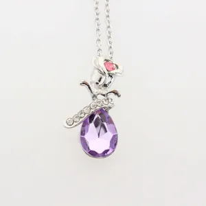 Dettaglio pendente rosa con zircone rosa e cristallo a goccia viola su catena argento