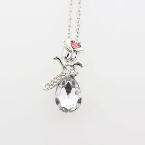 Dettaglio ravvicinato di una collana rosa argento con un ciondolo a goccia di cristallo rosa
