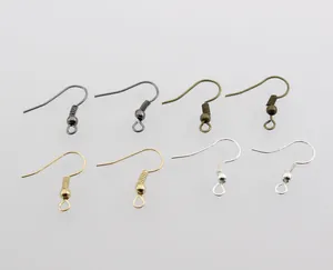 Detalle macro de ganchos para pendientes DIY en oro, plata, bronce y metal negro