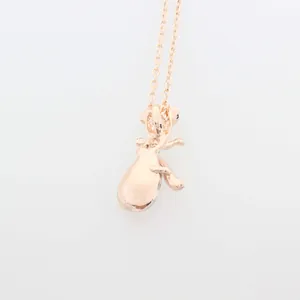 Dettaglio della collana a goccia in oro rosa con pendente a forma di rosa tridimensionale