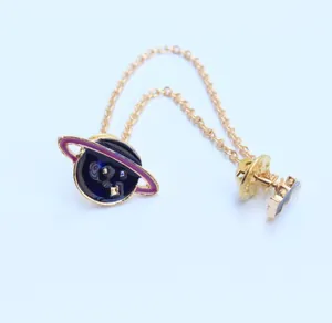 Detalle de broche de cadena creativo planeta Saturno con esmalte azul y chapado oro