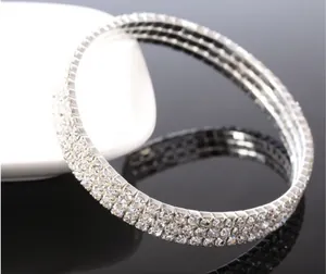 Détail du bracelet de cheville en cristal argenté à trois rangs avec strass brillants