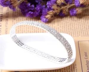 Bracelet de cheville extensible argenté à trois rangées de strass sur un plateau en céramique