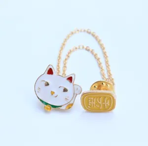 Broche esmaltado de Maneki Neko de dos cabezas con cadena dorada y amuleto de suerte