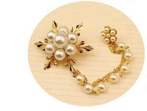 Élégante broche flocon dorée avec perles et double chaîne à pompons pour mode femme