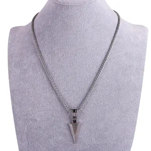 Collier à pendentif flèche triangle argenté vintage avec gravure géométrique