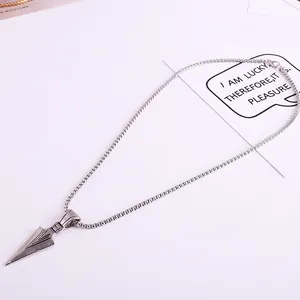 Collier vintage avec pendentif flèche triangulaire argentée et chaîne à mailles