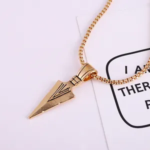 Collier pendentif flèche triangle doré minimaliste avec chaîne vénitienne pour femme sur blanc
