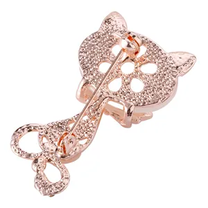 Broche chat en opale or rose vue de dos avec épingle de sûreté et finition texturée