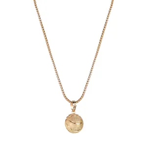 Collier avec pendentif basketball doré minimaliste et texture de balle détaillée