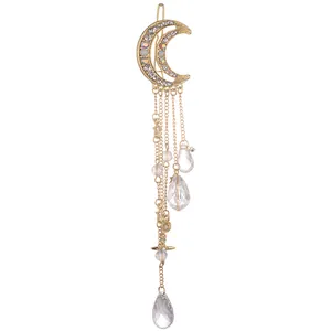 Detalle de horquilla de luna con brillantes pedrería y borlas de cristal fino