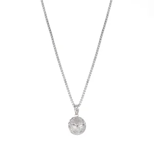 Collier avec pendentif balle de tennis en argent serti de micro-strass sur une chaîne fine