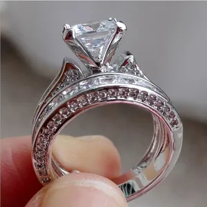 Luxuriöses Hochzeitsring-Set mit Prinzess-Schliff Kristall und Zirkon-Pavé in Silber